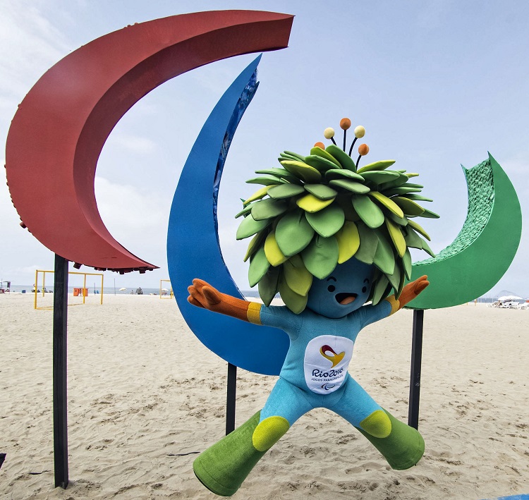 O mascote Tom diante do símbolo da Paralimpíada Rio 2016 na praia de Copacabana (Foto: Marcio Rodrigues/MPIX/CPB)