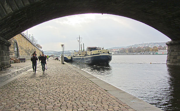 unter-bruecken-prag-616