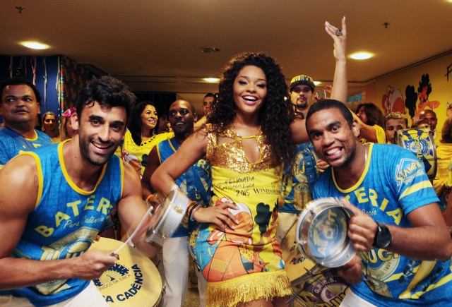 Juliana Alves é o destaque da Feijoada de Carnaval do Hotel Windsor Barra com a Bateria da Unidos da Tijuca, onde é a Rainha. Foto de Berg Silva